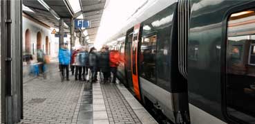 Menschen steigen in einen Zug